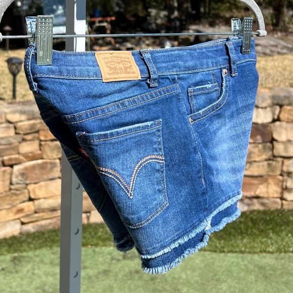 Levi's Denim Girls' Shorty Shorts Double Frayed Edges - Picture 8 of 16